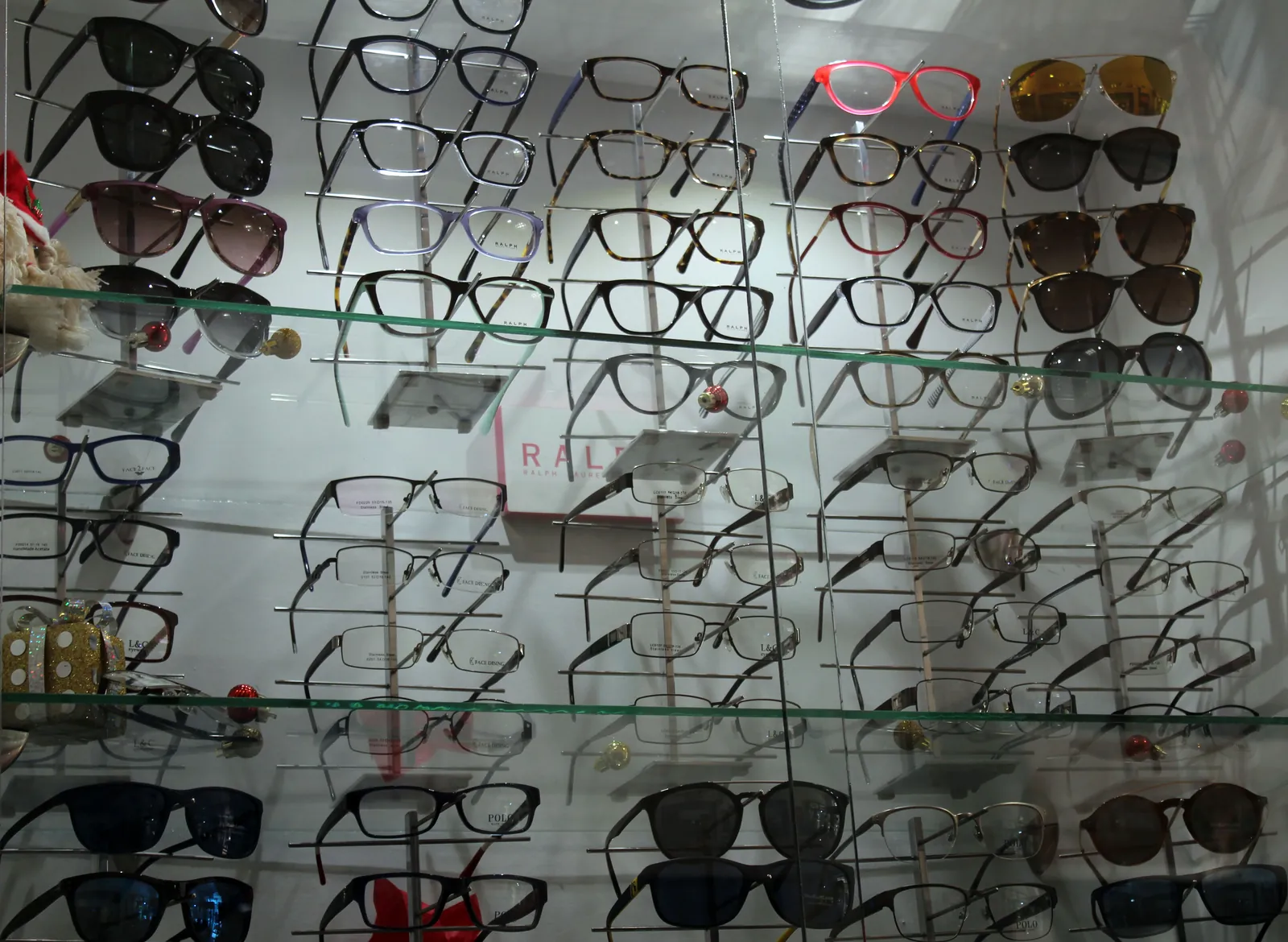 Vitrina de VISA Óptica con armazones graduados y lentes de sol