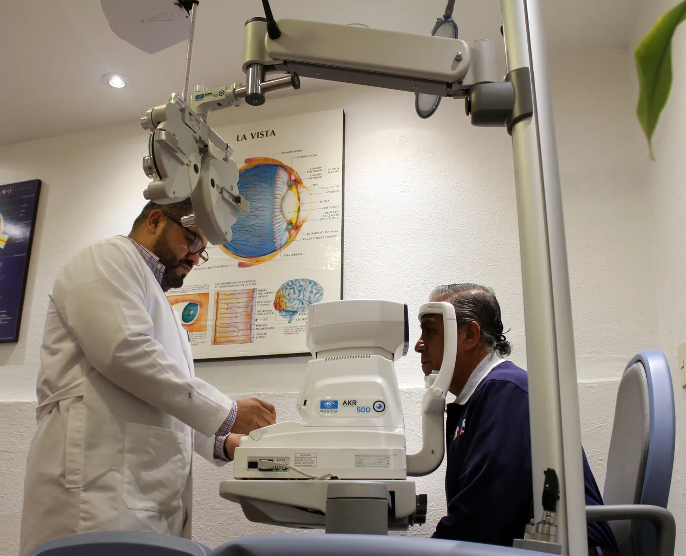 Optometrista de VISA Óptica revisando la vista de un paciente en el consultorio