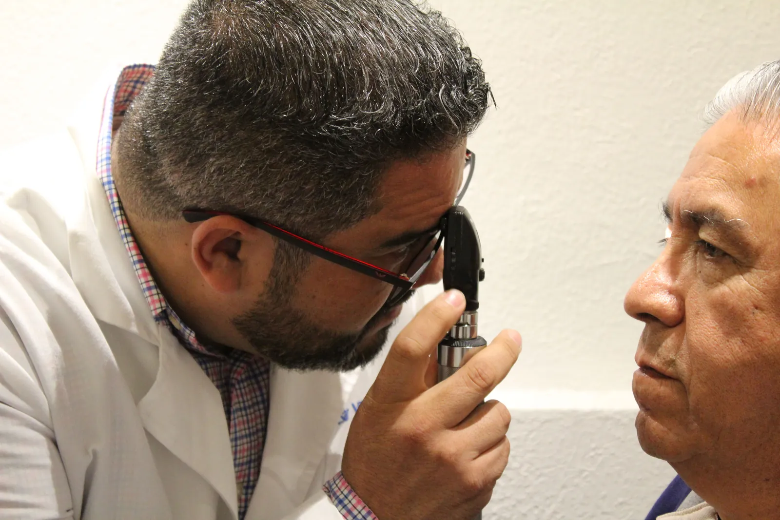 Optometrista revisando los ojos de un paciente