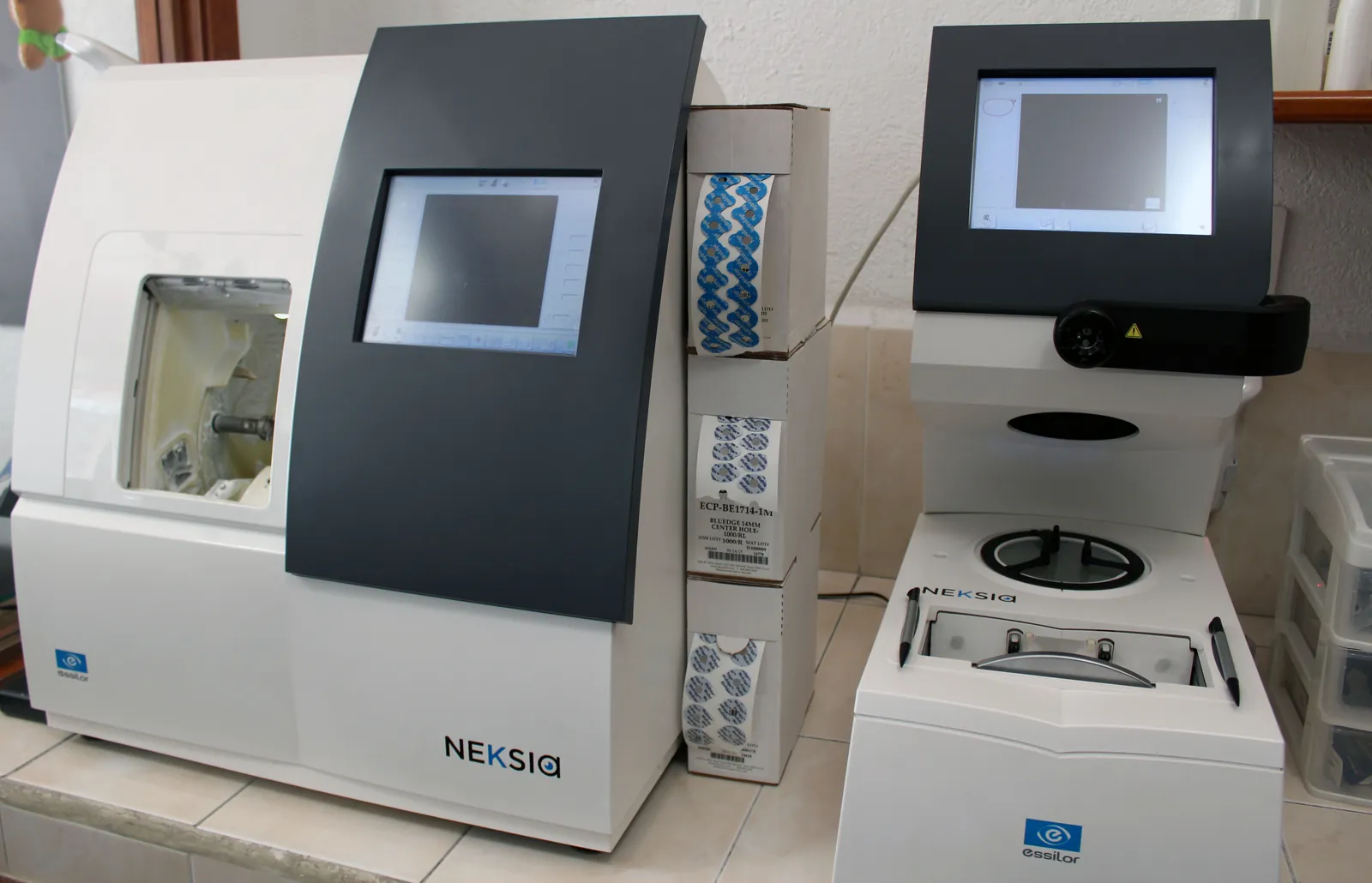 Máquina biseladora del laboratorio de VISA Óptica