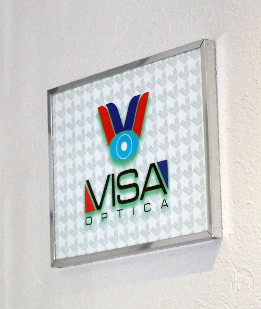 Letrero de VISA Óptica en la pared