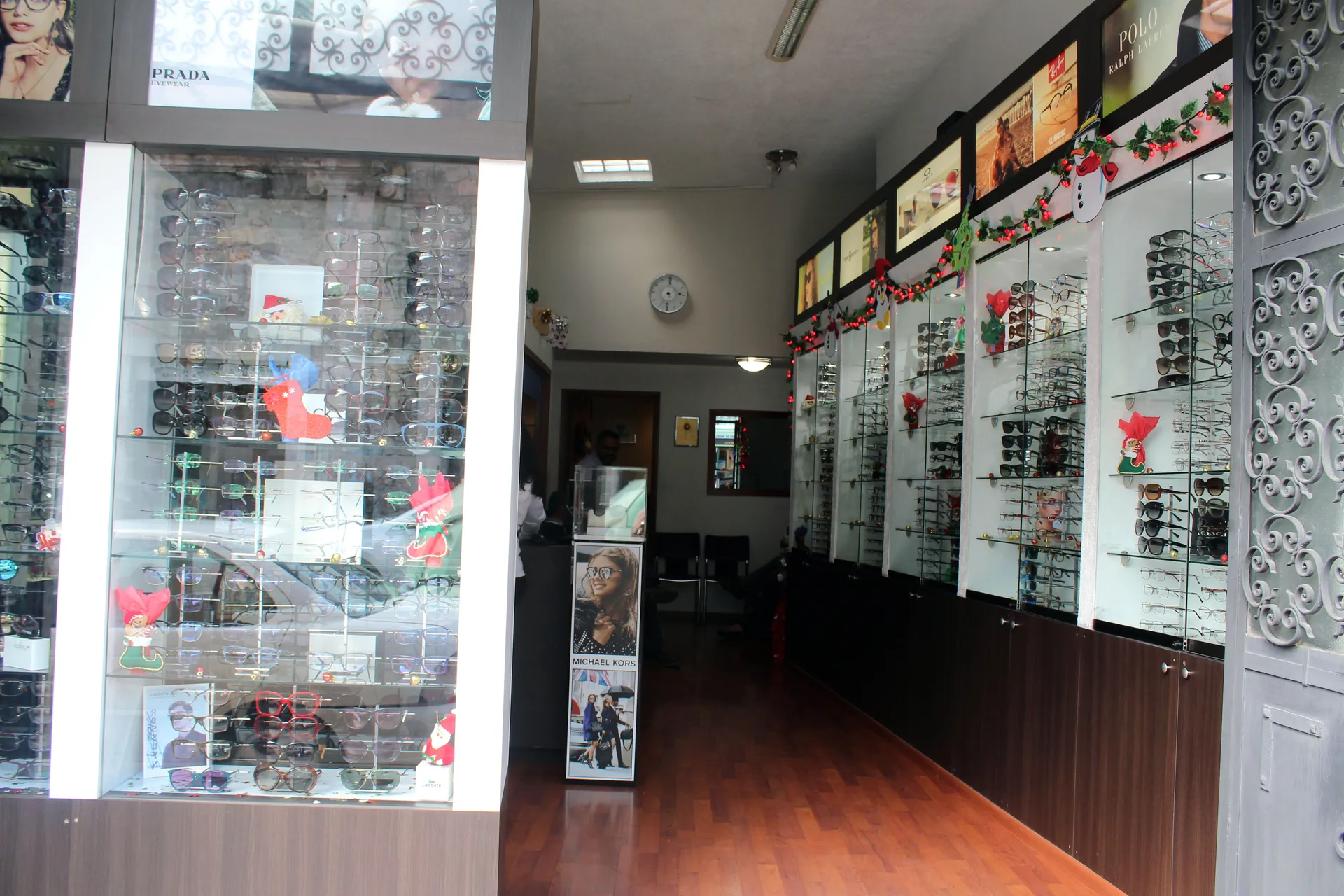 Interior de VISA Óptica con vitrinas de armazones